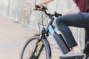 Un homme sur un velo electrique