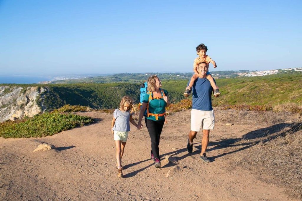 Une famille de quatre en route pour une marche sur la montagne