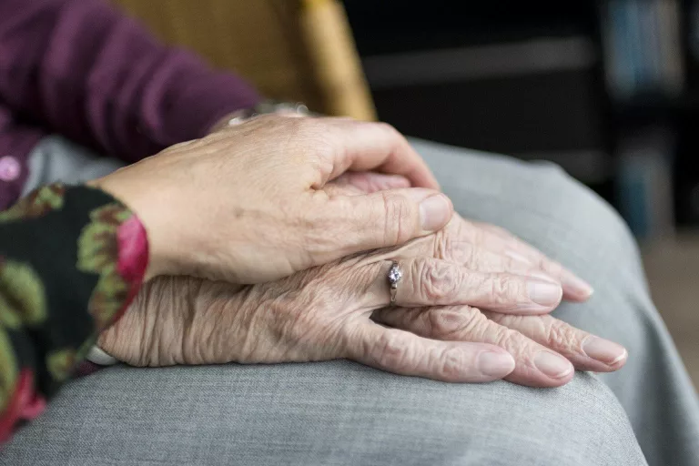 Une grandpere et une grandmere se tiennent la main