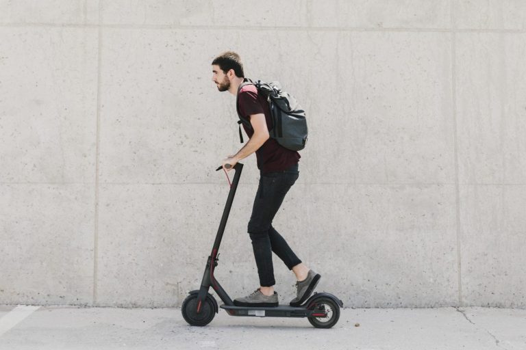 Un homme sur e scooter avec traceur gps PAJ