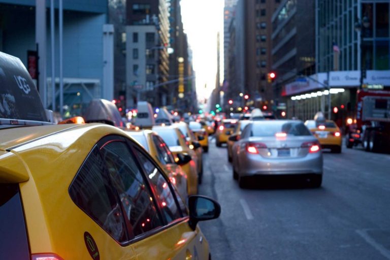 Suivi de taxi dans la ville en soiree avec un traceur GPS PAJ