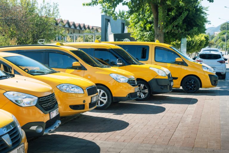 Une rangee de taxi au garage