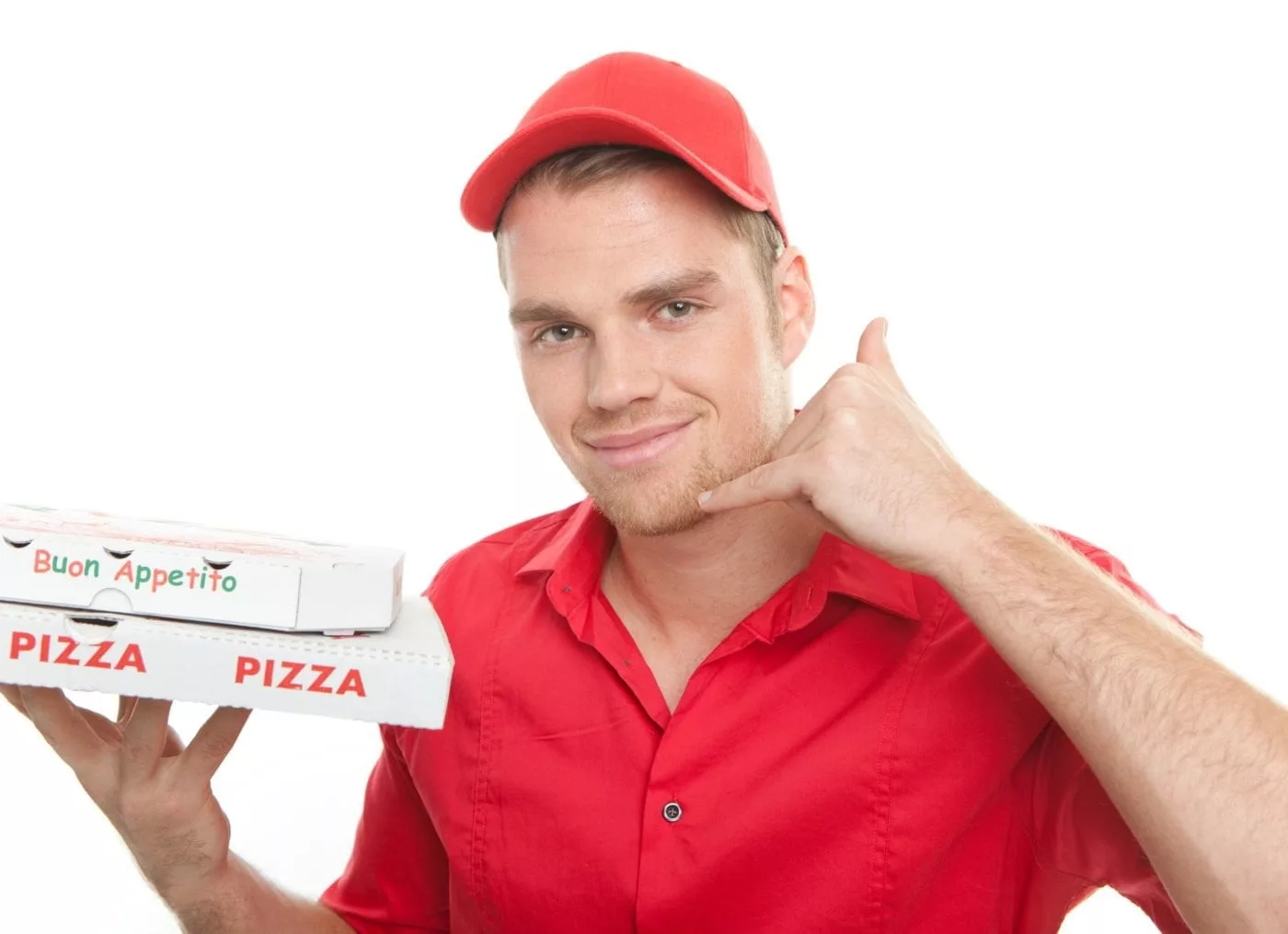 Un facteur tien une pizza en main