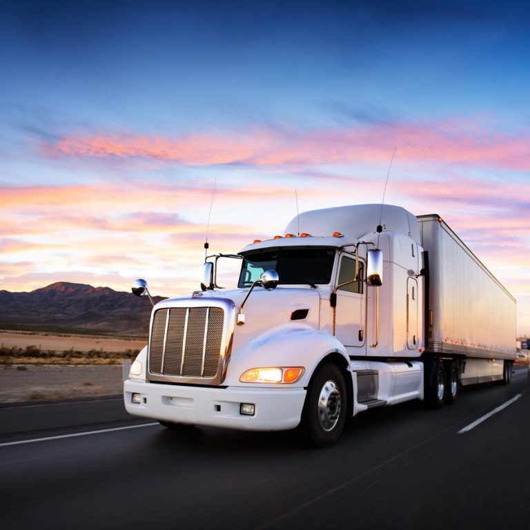 Un camion contenant un conteneur equipe dun traceur GPS roule sur la route