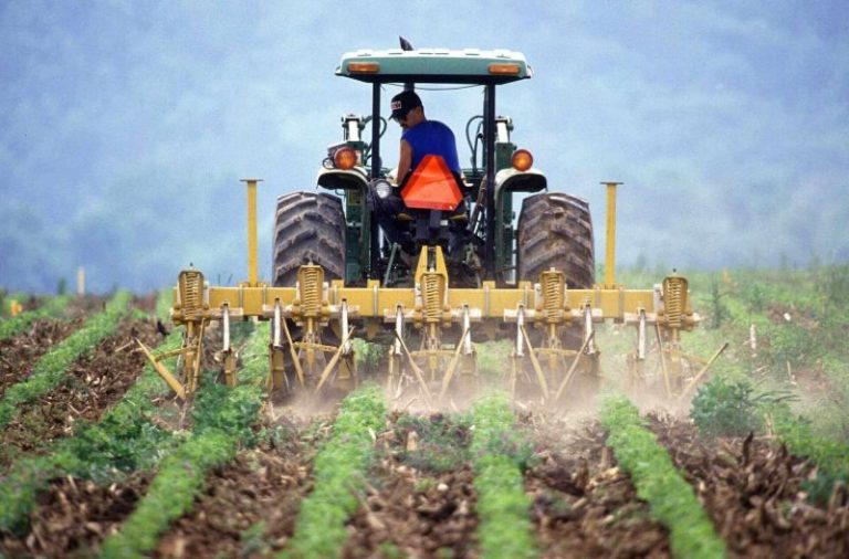 Un homme sur un tracteur entrain de labourer