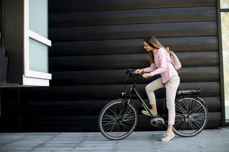 Jeune femme avec tablette et velo electrique a lexterieur