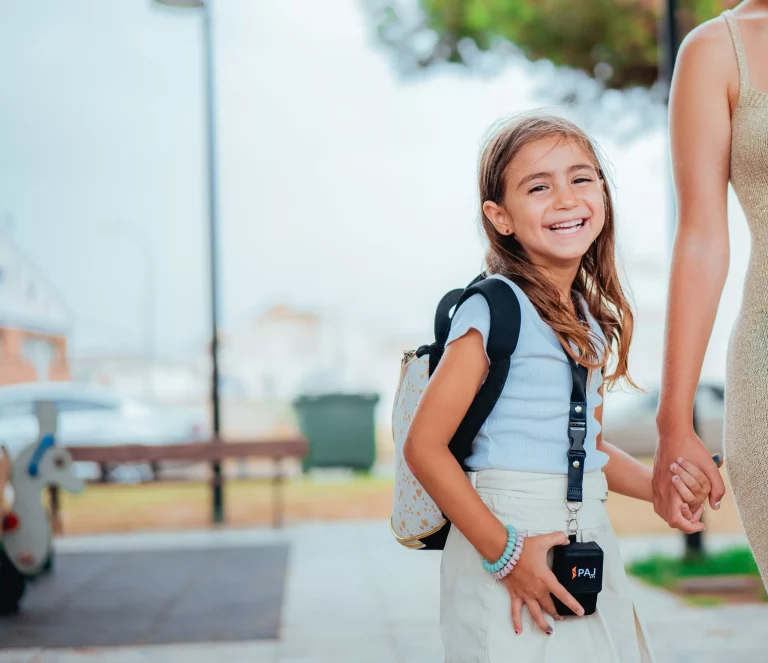 Une fillette avec le traceur GPS Easy Finder arrete la main de sa mere