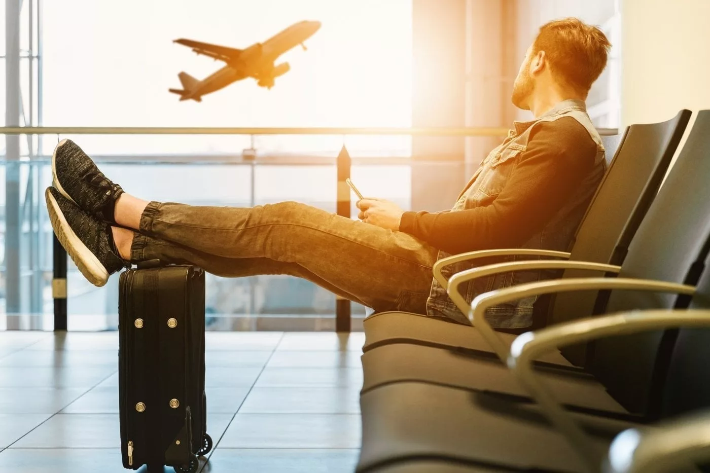Un voyageur attend son vol dans un aeroport
