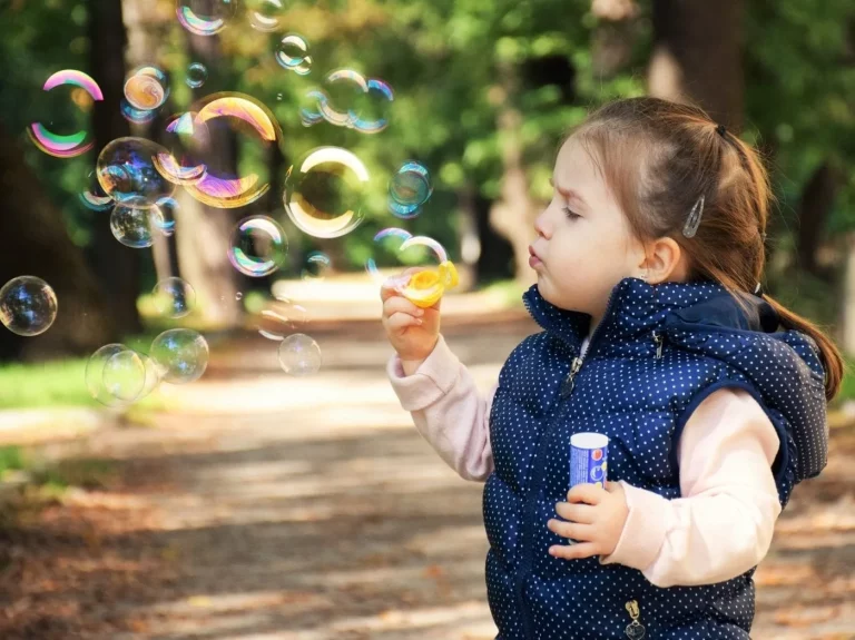 Un enfant joue en plein air