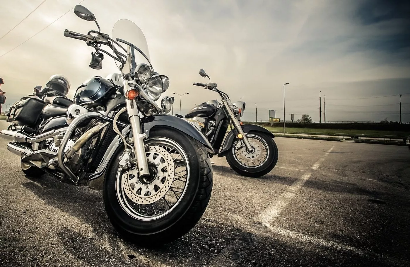 Deux motos garent dans un parking surveille par un traceur GPS