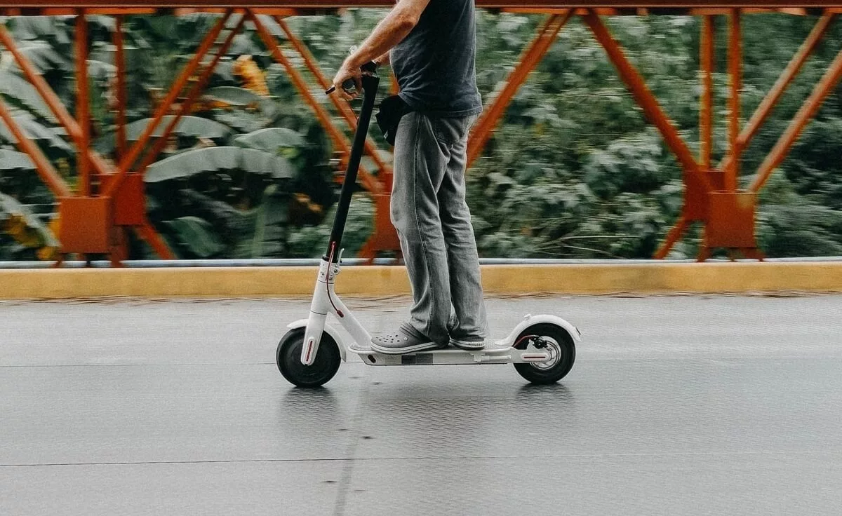 Un homme sur un scooter electrique