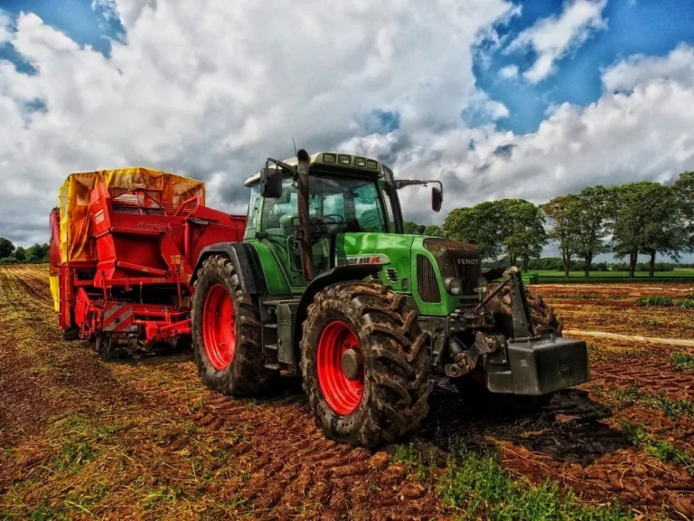 Un tracteur laboure un champ