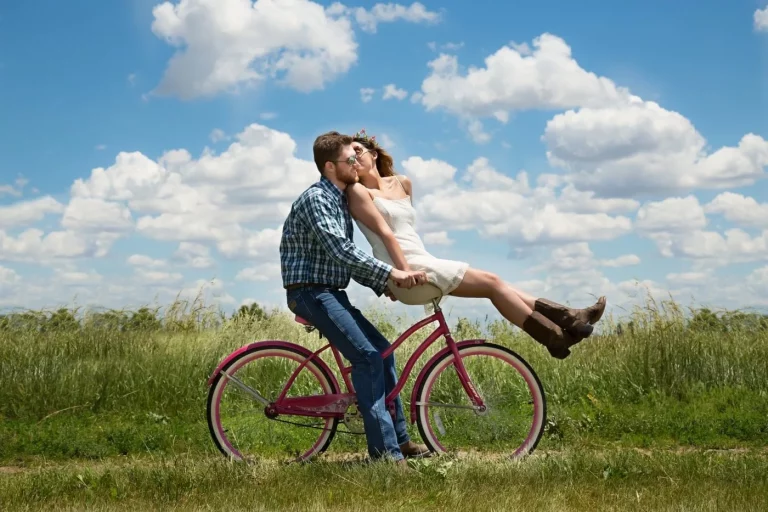 Un homme et une femme sembrassent sur le velo