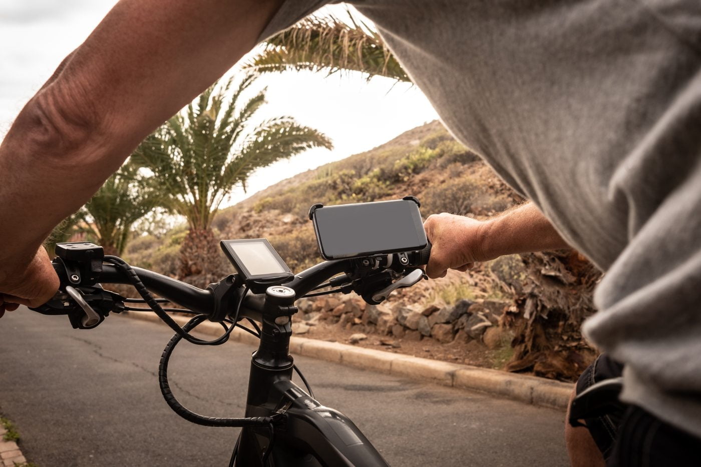 Un senior pedale le velo guide avec un traceur GPS