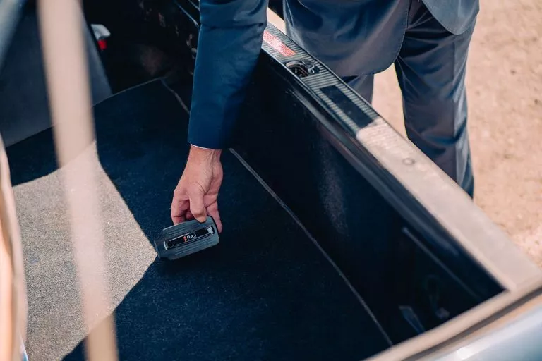 Un homme trouve un traceur GPS sous le tapis de sa voiture