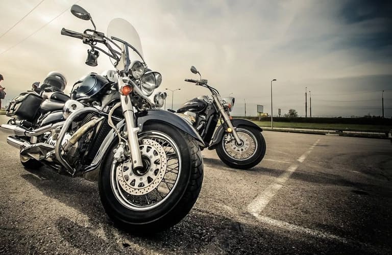 Une moto gare dans un parking