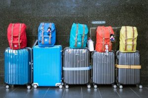 Des bagages de couleurs differentes alignee lune accotée de lautre