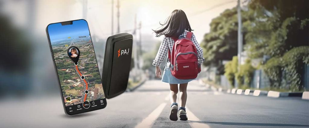 Une fillette sur le chemin de lecole avec un sac a dos et le traceur GPS PAJ Allround Finder