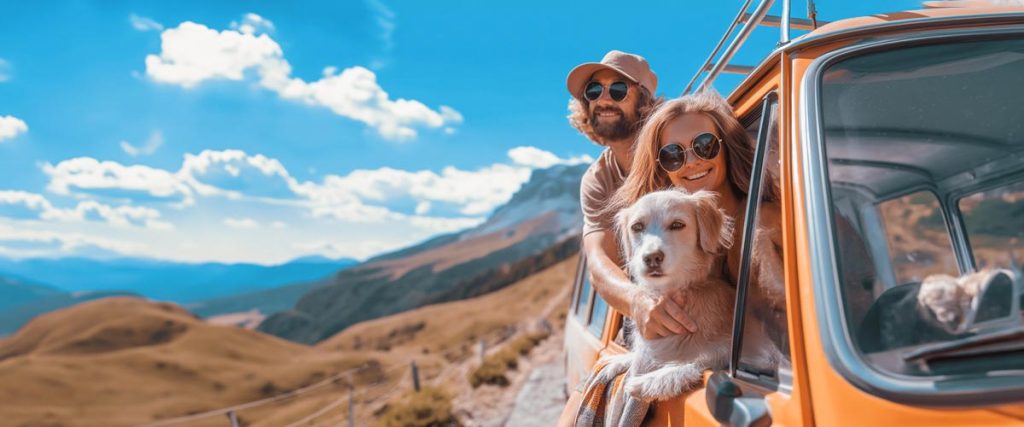 Un homme et une femme dans une voiture sur la route avec leur chien partent en vacances