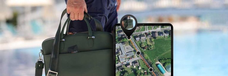 Une main tenant un sac contenant un miniature GPS tracker